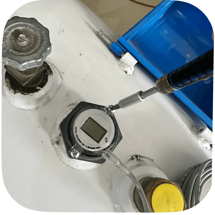 Retira únicamente los 2 tornillos del sensor